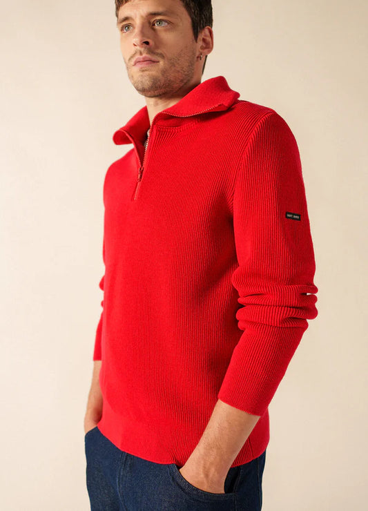 Mann im SAINT JAMES "Cotentin" Wollpullover mit Zipperkragen, trägt blaue Jeans vor neutralem Hintergrund.