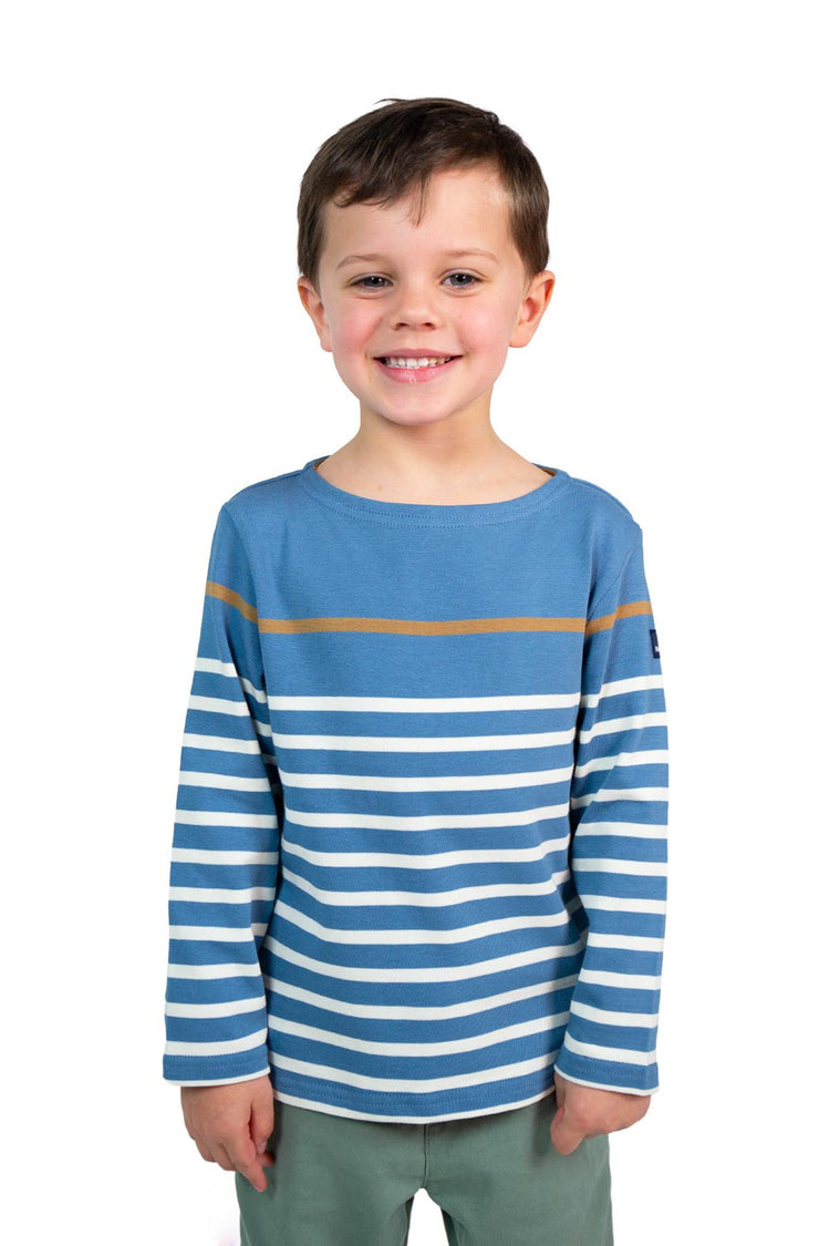 Lächelnder Junge trägt das MOUSQUETON Mario Kid vor einem schlichten weißen Hintergrund.