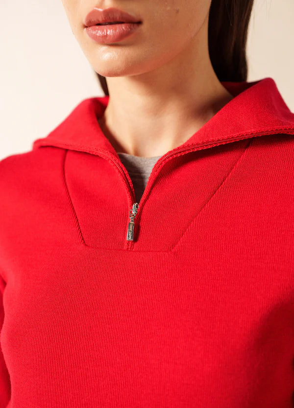 Nahaufnahme eines SAINT JAMES Passerelle-Pullovers mit Reißverschlusskragen, der nur ihr unteres Gesicht und ihren Oberkörper zeigt.