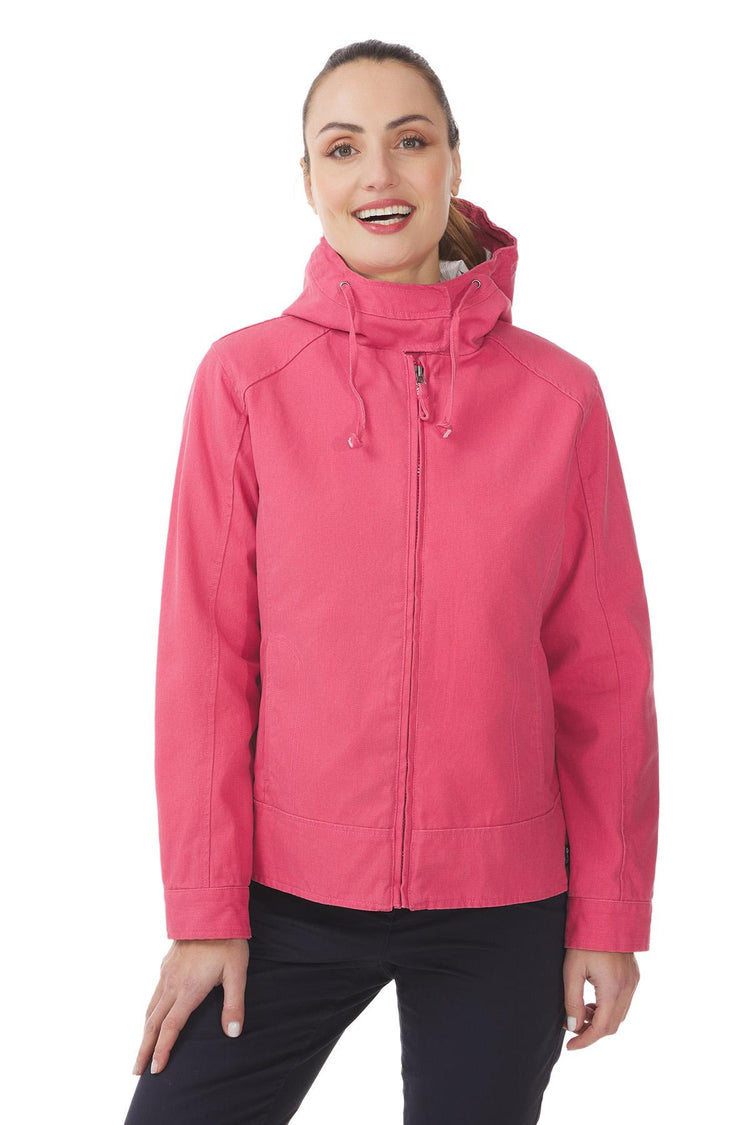 Frau trägt die MOUSQUETON Fiona rosa Übergangsjacke Damen und schwarze Hose, lächelnd vor einem weißen Hintergrund.