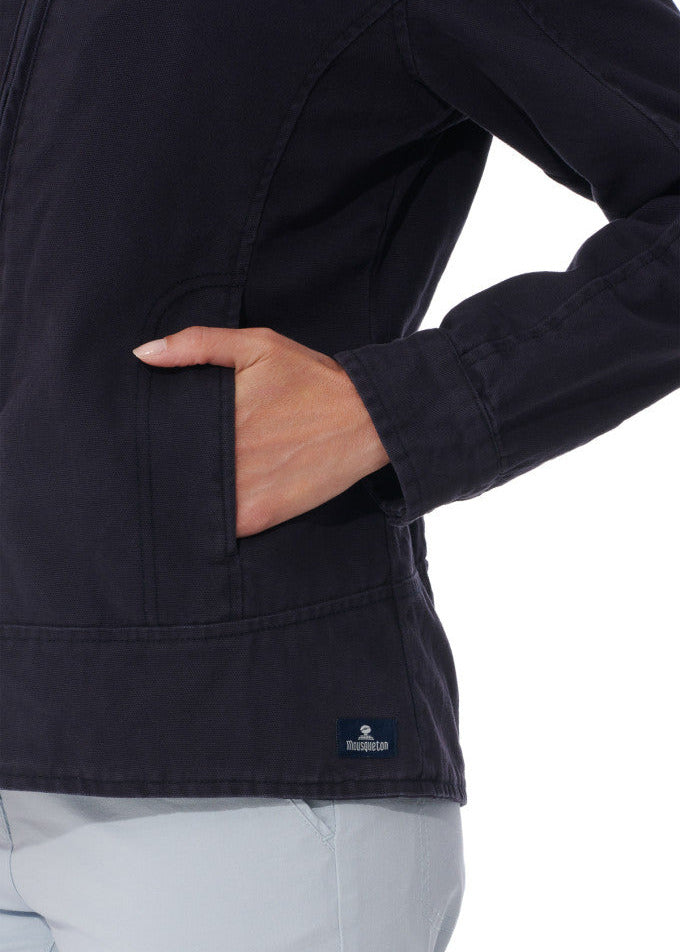 Eine Person in der Jacke MOUSQUETON Fiona mit einer Hand in der Tasche, von der Seite vor einem weißen Hintergrund.