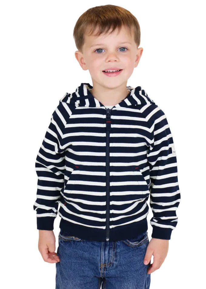 Lächelnder Junge in einem marineblauen MOUSQUETON Mulane Kid-Kapuzenpulli mit Kängurutaschen vor einem weißen Hintergrund.