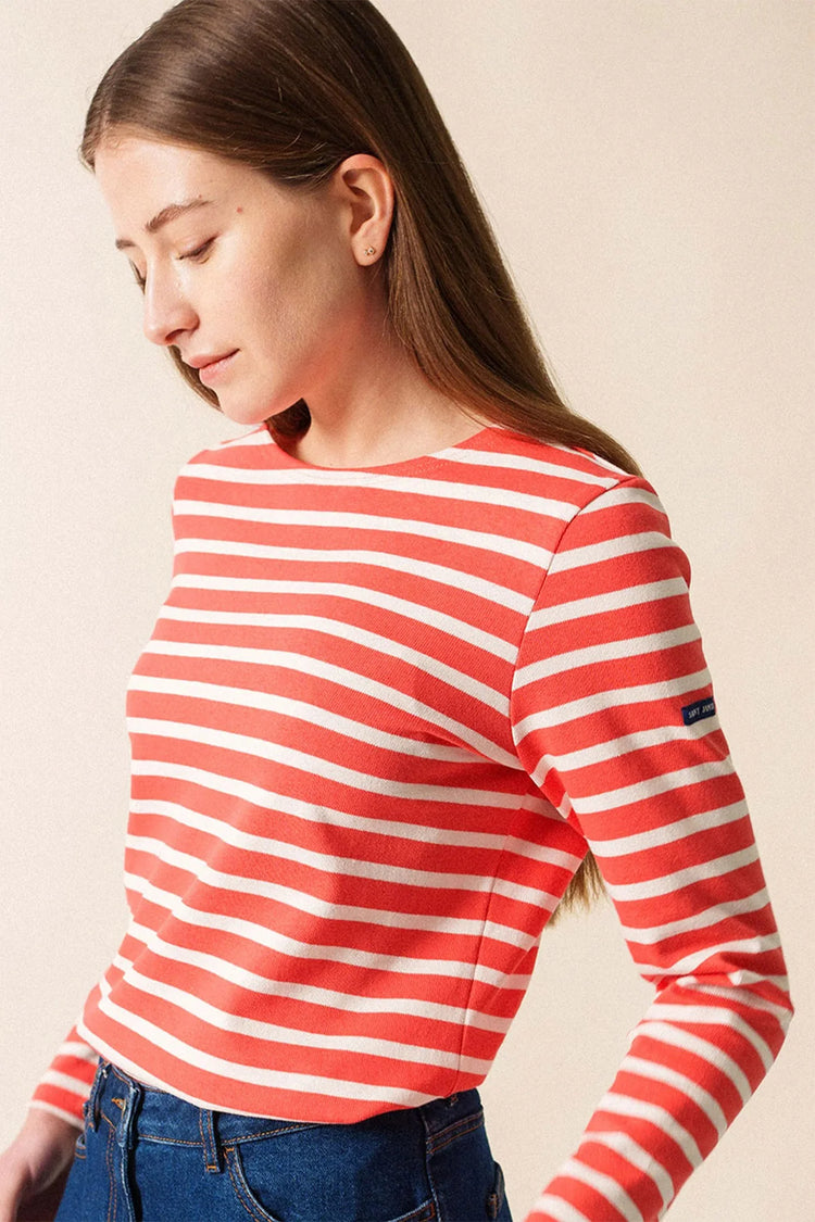 Eine Frau trägt Damen Oberteil von Saint James. Das Modell heißt Meridame in der Farbe Rodeo Ecume.