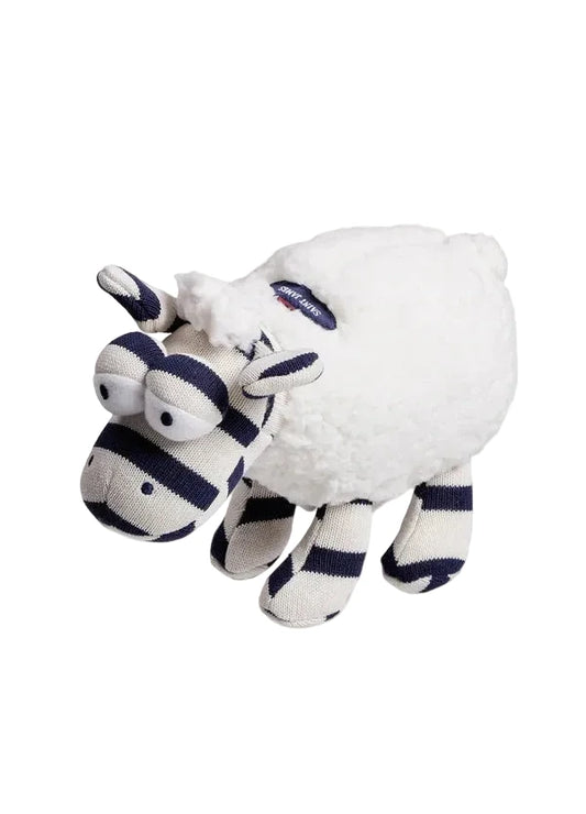 Das SAINT JAMES Mouton ist ein Plüschschaf mit einem flauschigen weißen Körper und blau-weiß gestreiften Beinen, Gesicht und Ohren.