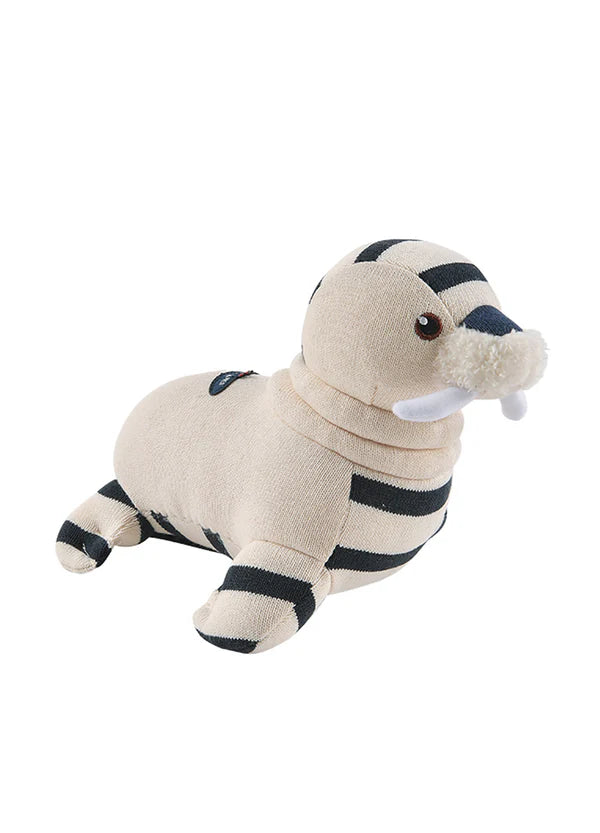 SAINT JAMES Morse Walross Plüschtier mit beige-schwarz gestreiftem Trikot, weißen Stoßzähnen und einer flauschigen Schnauze.