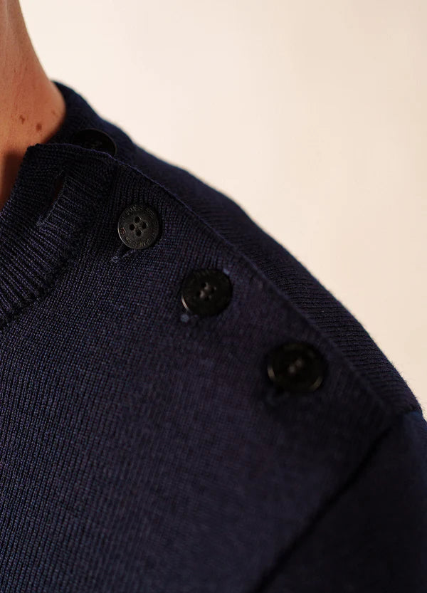 Nahaufnahme des SAINT JAMES Cancale navy Matrosenpullover aus 100% Wolle mit drei schwarzen Schulterknöpfen.