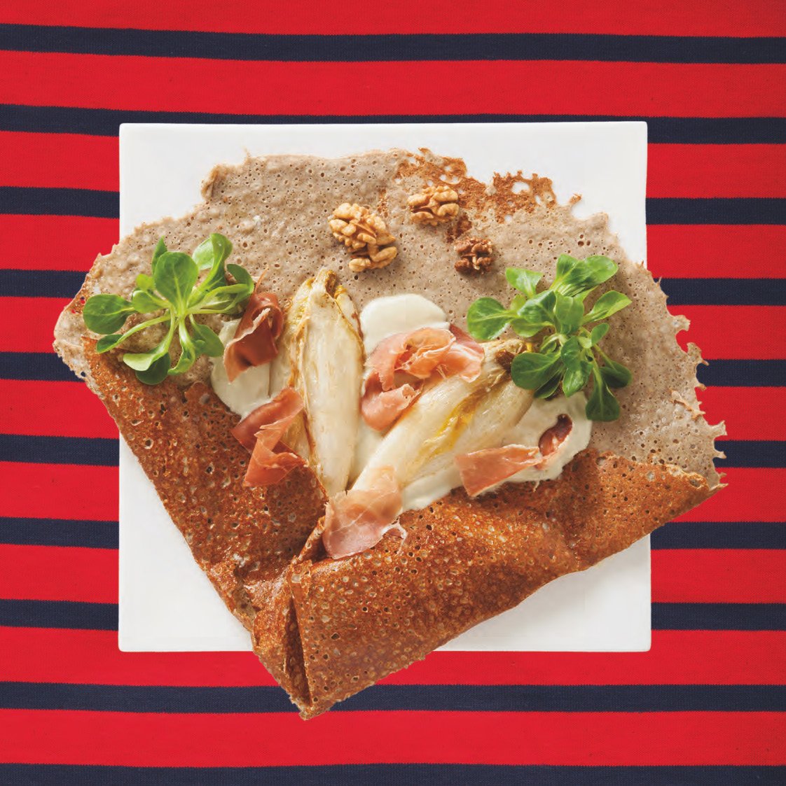 Crêpes et Galettes "c'est bon !" von divers: ein Buchweizen-Crêpe mit Grünzeug, Walnüssen, Endivie und Prosciutto.