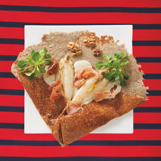 Crêpes et Galettes "c'est bon !" von divers: ein Buchweizen-Crêpe mit Grünzeug, Walnüssen, Endivie und Prosciutto.