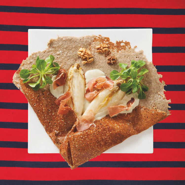 Crêpes et Galettes "c'est bon !" von divers: ein Buchweizen-Crêpe mit Grünzeug, Walnüssen, Endivie und Prosciutto.