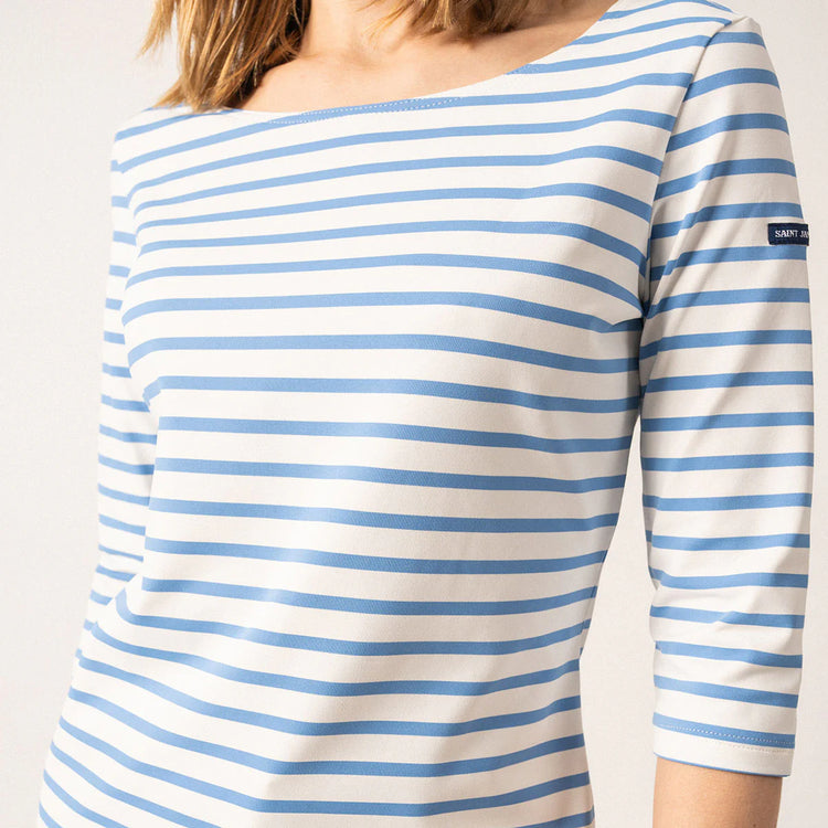 Frau trägt ein SAINT JAMES Garde-Cote Hemd, hellblau gestreiftes Marinière, schnelltrocknend mit UV-Schutz, Blick auf die Taille.