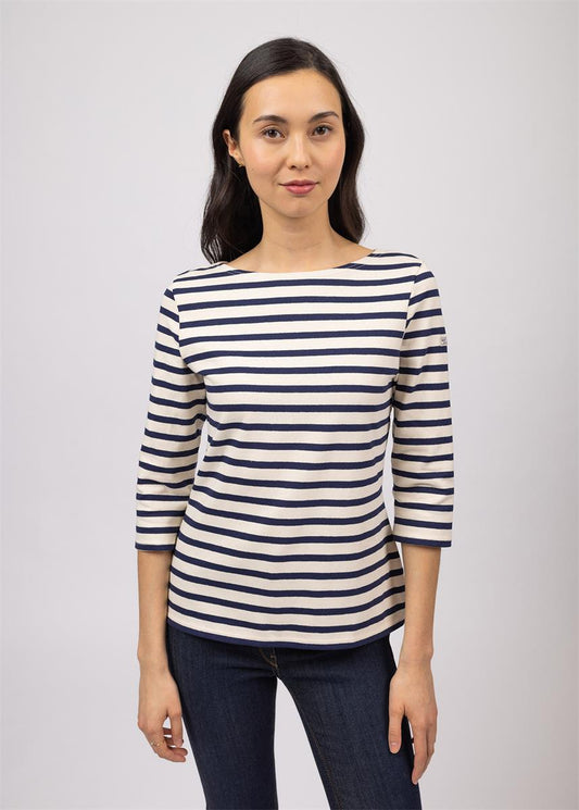 Frau in der Huitriere von SAINT JAMES, hergestellt in Frankreich, mit dunkler Jeans vor neutralem Hintergrund.