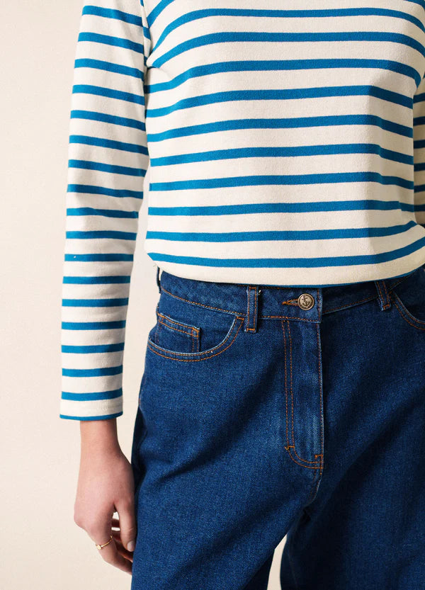 Person trägt die Meridien Moderne Marinière von SAINT JAMES in Blau-Weiß, von Schultern bis Hüfte gezeigt.