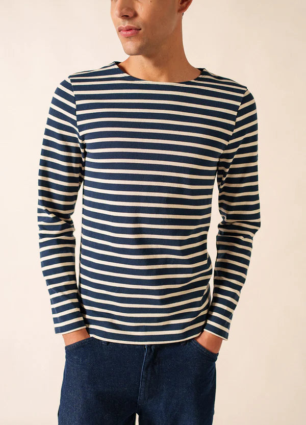 Eine Person, die ein SAINT JAMES Meridien Moderne trägt, steht mit den Händen in den Taschen.