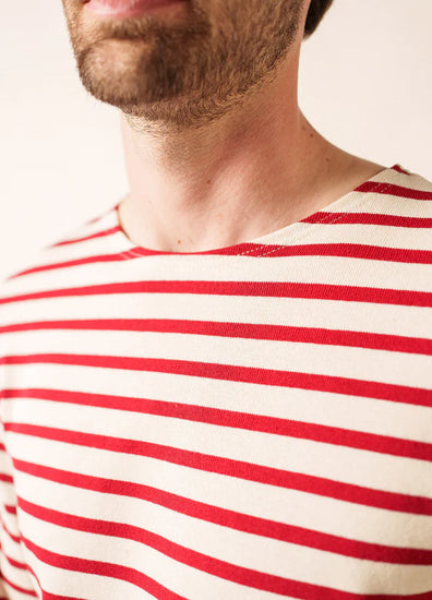 Nahaufnahme von SAINT JAMES Meridien Moderne mit Kinn, Hals und Oberkörper in rot gestreiftem Trikot.