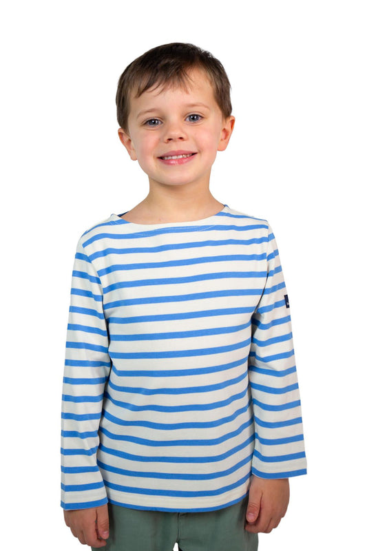 Lächelnder Junge, der das weiß-blau gestreifte Hemd von MOUSQUETON Mario Kid vor einem weißen Hintergrund trägt.