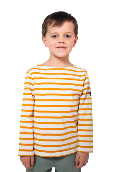Ein Junge mit dem gelb-weißen Oberteil Mario Kid von MOUSQUETON steht vor einem weißen Hintergrund.