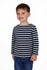 Lächelnder Junge in einem MOUSQUETON Mario Kid Marinière und blauen Jeans, stehend vor einem weißen Hintergrund.