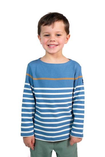 Lächelnder Junge trägt das MOUSQUETON Mario Kid vor einem schlichten weißen Hintergrund.
