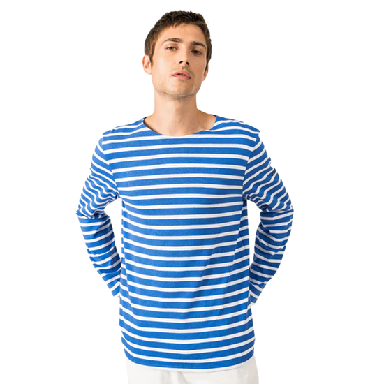 Mann in SAINT JAMES Meridien Moderne blau-weißem Unisex-Trikot steht mit den Händen auf dem Rücken vor einem schlichten Hintergrund.