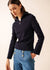 Frau trägt den SAINT JAMES Passerelle navy Zip-Sweater und high-waisted Jeans, schaut nach unten.