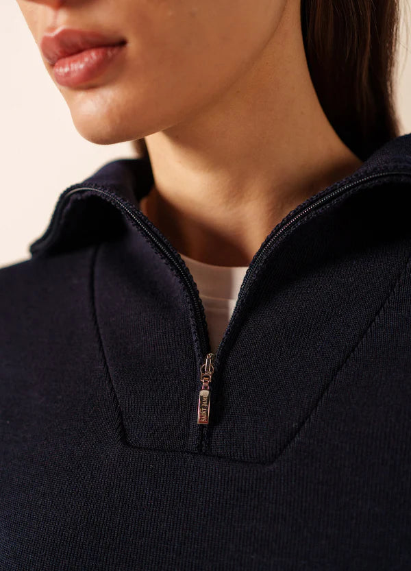 Nahaufnahme des navyfarbenen SAINT JAMES Passerelle Pullovers mit Reißverschluss über einem weißen Oberteil, wobei der Kragen und die Reißverschlussdetails hervorgehoben werden.