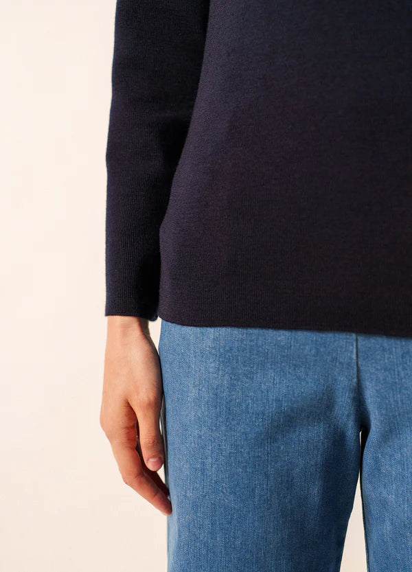 Der Passerelle Pullover von SAINT JAMES mit Zipperkragen in Dunkelton zu blauen Jeans - Schulter bis Oberschenkel im Bild.