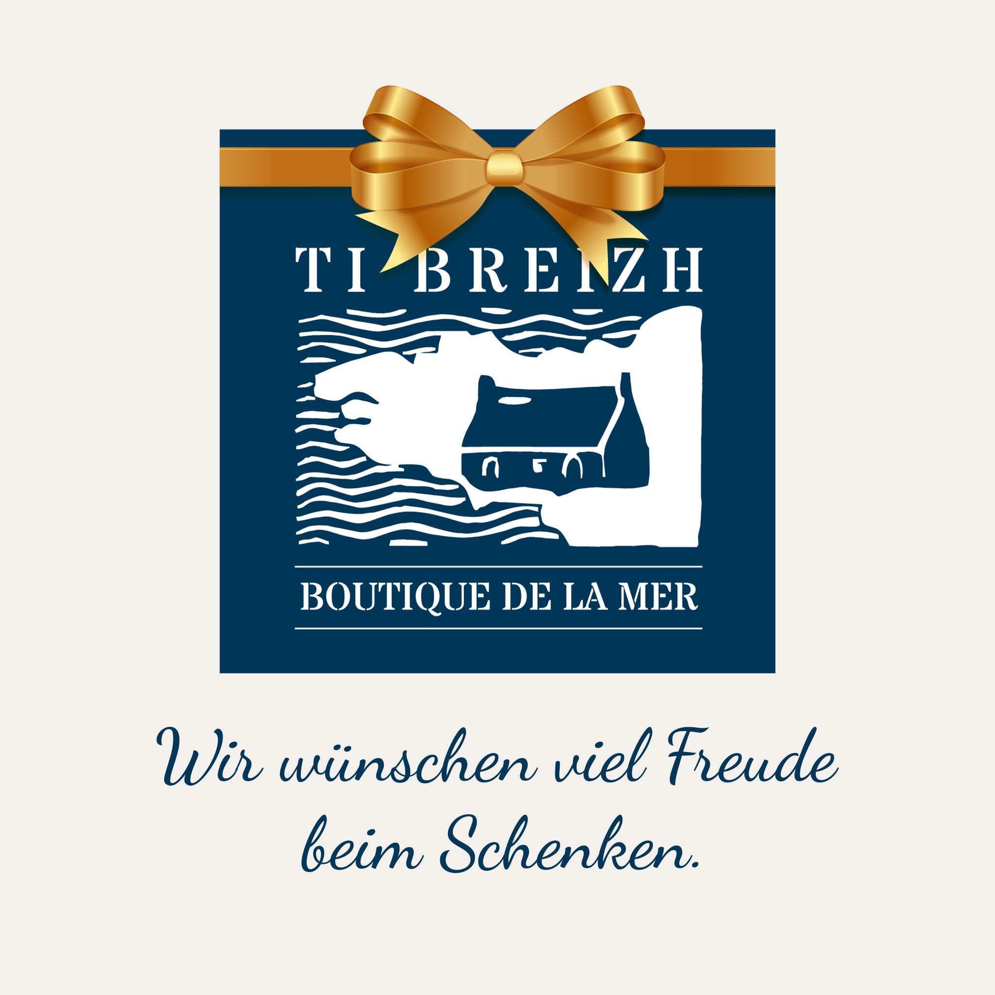 Boutique de la Mer Gutschein: blaue Karte mit goldener Schleife, Küstenszene und deutschem Text "Wir wünschen viel Freude beim Schenken.