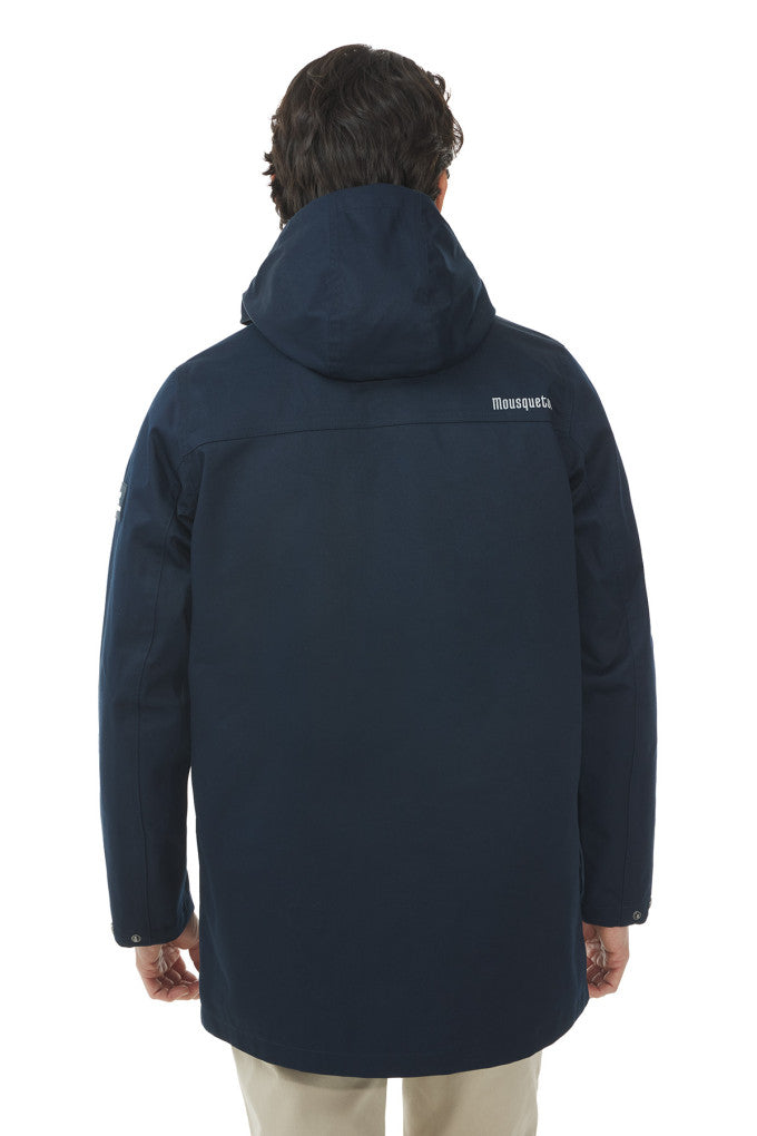 Person in einem marineblauen Ardan-Parka von mousqueton, dargestellt von hinten mit Logo auf der rechten oberen Schulter.