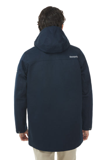 Person in einem marineblauen Ardan-Parka von mousqueton, dargestellt von hinten mit Logo auf der rechten oberen Schulter.