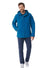 Mann in blauer wasserabweisender Jacke von MOUSQUETON Baden, marineblaue Hose, graue Turnschuhe, lächelnd mit Hand in der Tasche.
