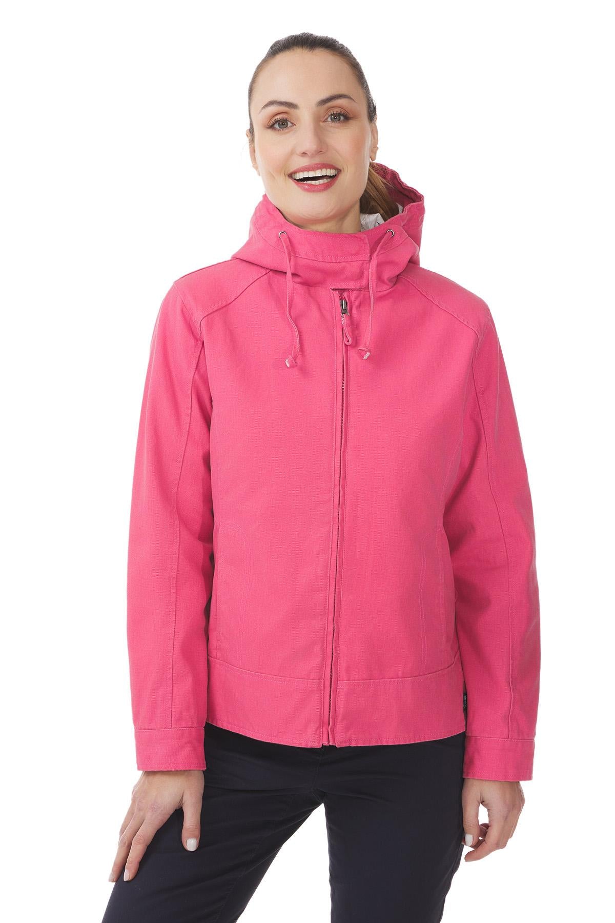 Frau trägt MOUSQUETON Fiona hellrosa Übergangsjacke Damen, lächelnd vor einem weißen Hintergrund.