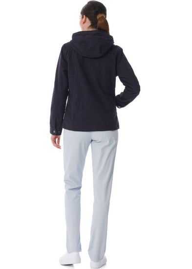 Die Frau, die die MOUSQUETON Fiona-Kapuzenjacke und eine helle Hose trägt, schaut weg.