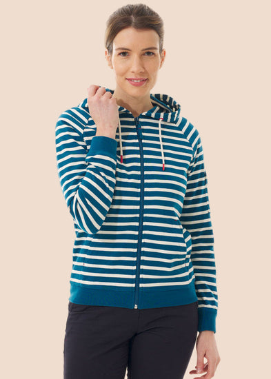 Eine Frau trägt den gestreiften Baumwoll-Kapuzenpullover Mulane von MOUSQUETON mit Reißverschluss und Kängurutaschen und lächelt vor einem hellen Hintergrund.