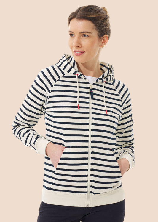 Frau im schwarz-weiß gestreiften MOUSQUETON-Kapuzenpullover "Mulane" mit Kängurutaschen, Hände in den Taschen.