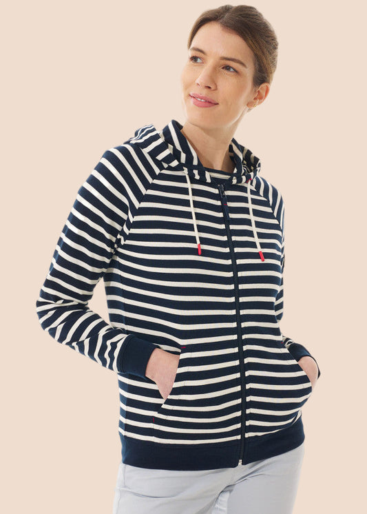 Frau im gestreiften Baumwoll-Kapuzenpulli Mulane von MOUSQUETON mit Kängurutaschen, lächelnd und zur Seite schauend.