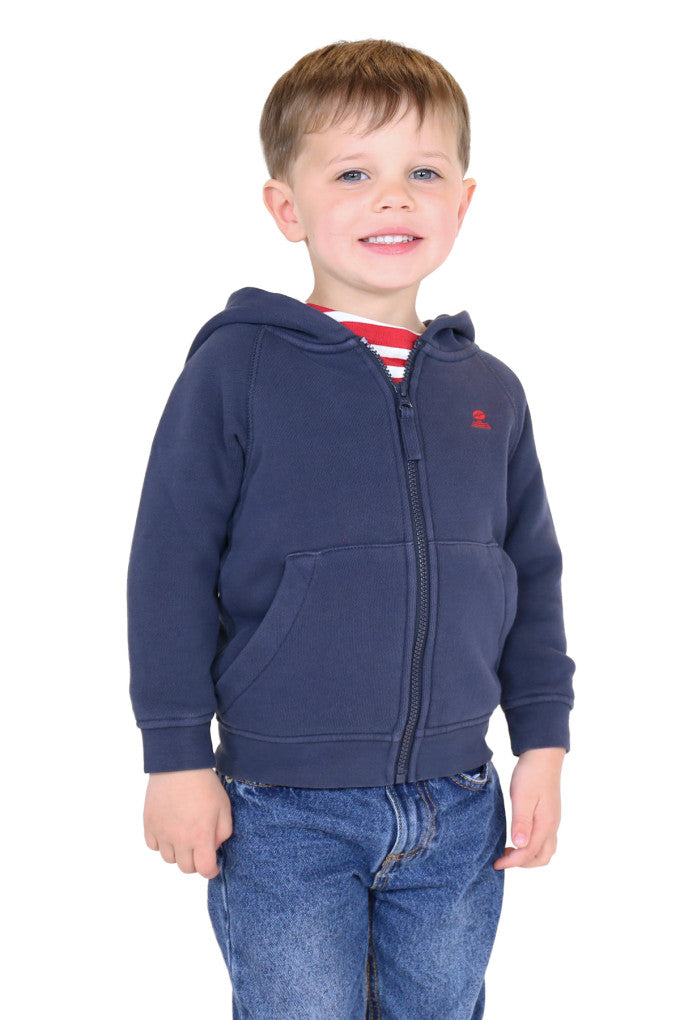 Lächelnder Junge in einem marineblauen MOUSQUETON Mulane Kid-Kapuzenpullover aus Baumwolle mit Kängurutaschen vor weißem Hintergrund.