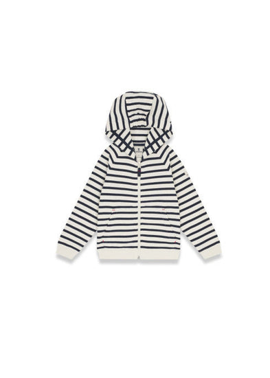 Mulane Kid Kapuzenjacke von MOUSQUETON, weiß mit navy Streifen und Kängurutaschen, vor weißem Hintergrund.