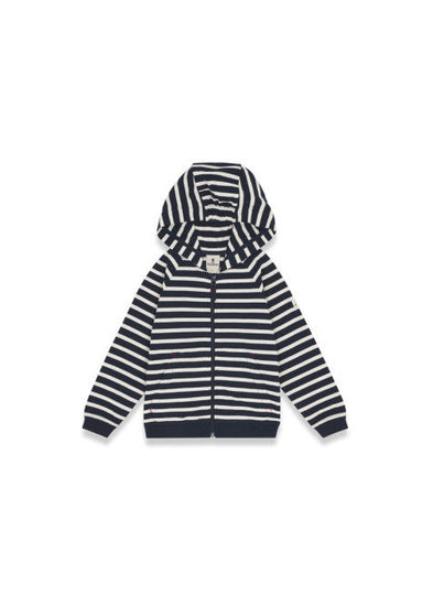 MOUSQUETON Mulane Kid navy-weiß gestreifter Kapuzenpulli mit langen Ärmeln und Kängurutaschen, flach auf weiß gelegt.