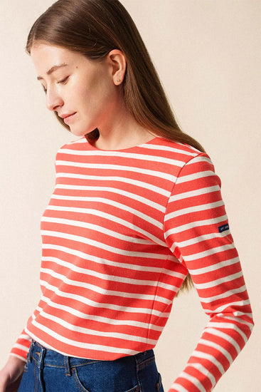 Eine Frau trägt Damen Oberteil von Saint James. Das Modell heißt Meridame in der Farbe Rodeo Ecume. 